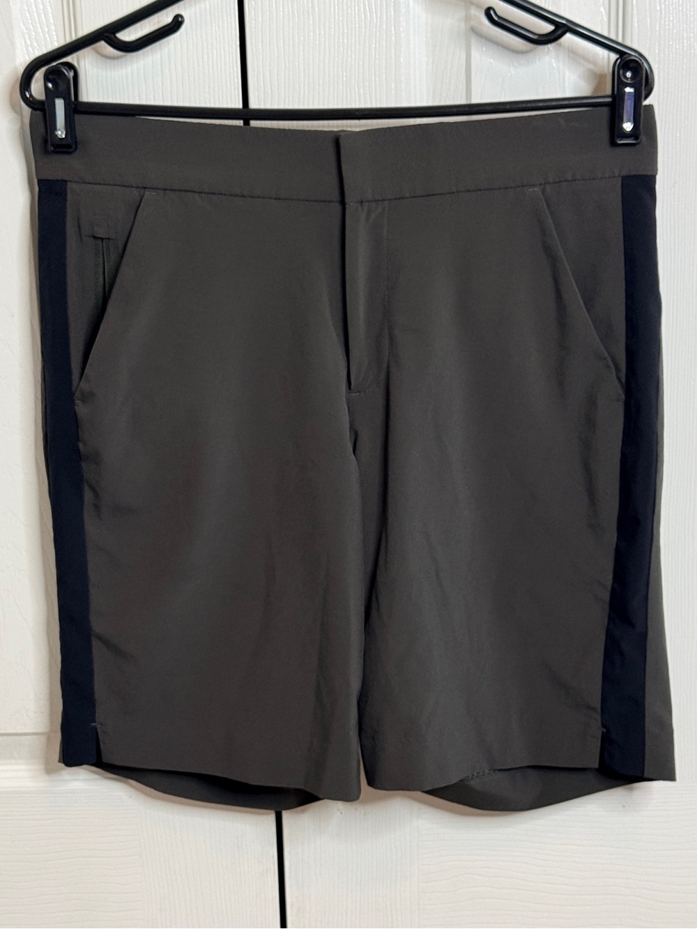 Athleta Tribeca 7" Bermuda Shorts Gray Black Side Stripe Size 6 446629
